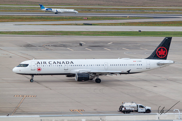 Air Canada A321 performing preflight