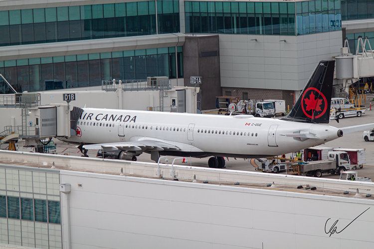 Air Canada A321 boarding passengers