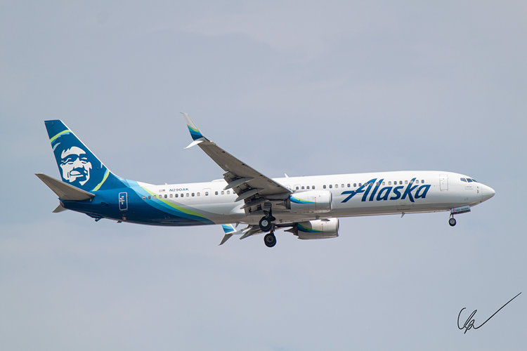 Alaska 737 on final