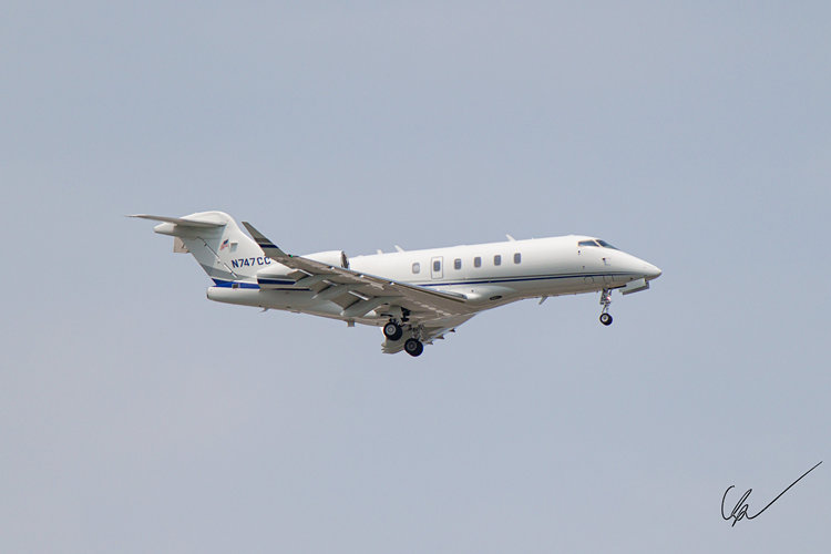 Challenger 500 on final