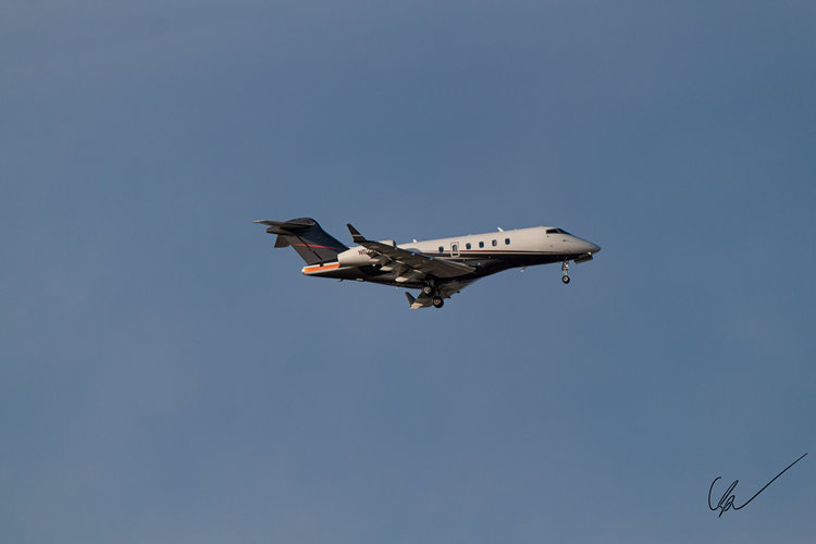 Challenger 500 on final