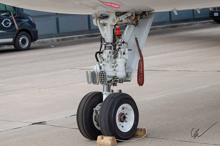 The nose gear on the Gulfstream G600