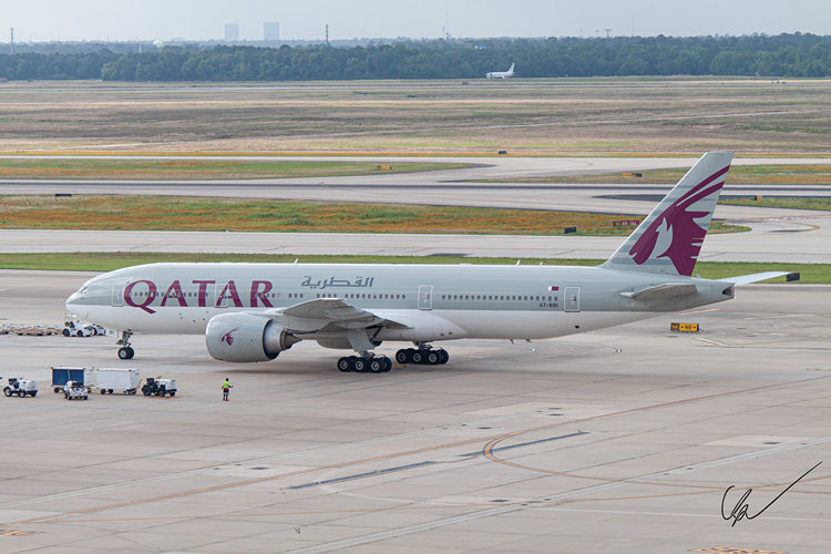 Qatar 777 pulling into gate