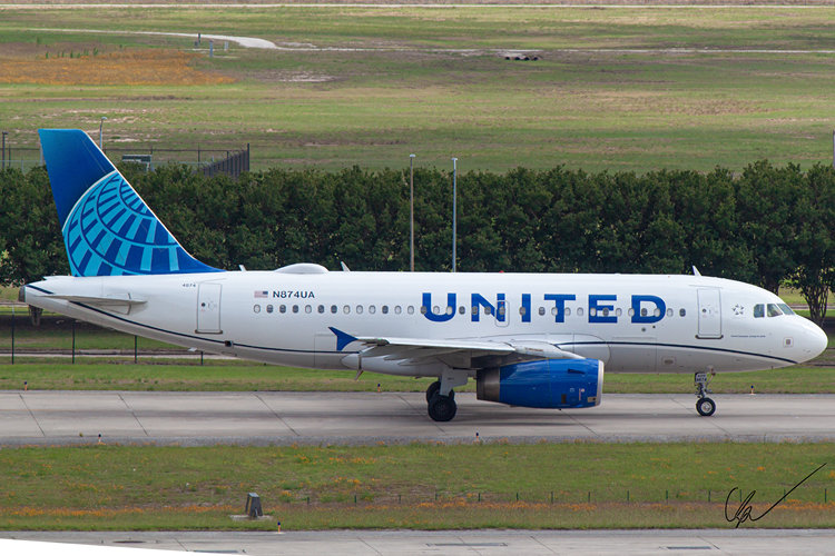 United A319 Taxiing