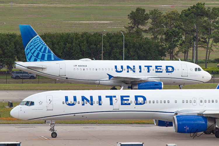 United 757 doing checks as a United A319 passes by