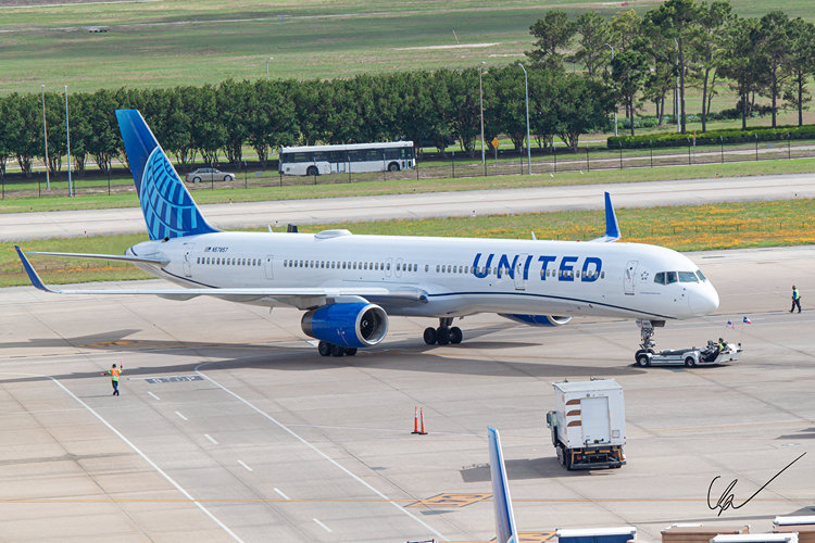 United 757 pushing back